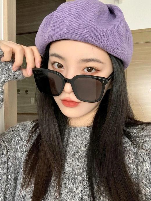 辣妹夏日凹造型必备~ GMFRIDA 依旧是经典的方形镜框 很日常，属于四季百搭款 上脸非常显脸小！ 轻松就能戴出气场~ 商品图1