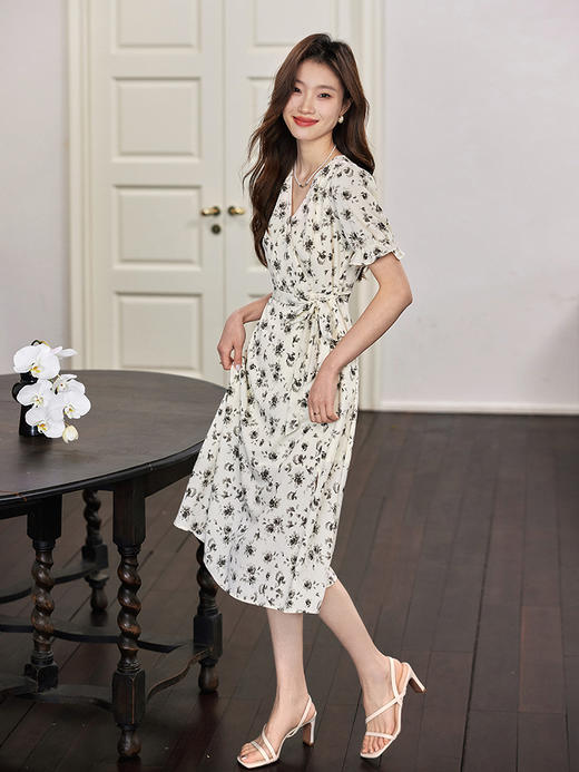 【专属特价】熙世界水墨晕染碎花连衣裙女2025夏季新款收腰系带法式V领茶歇裙 商品图4
