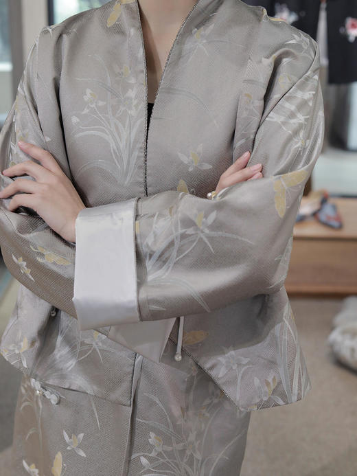 盛唐牡丹 |银灰宋锦兰花纹斜襟外套 商品图1