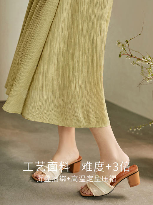 【专属特价】熙世界肌理感褶皱半身裙女夏季2025新款高腰垂感显瘦长款过膝裙子 商品图2