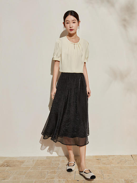 【五折购】熙世界改良国风盘扣衬衫女夏2025新款中式圆领上衣高级感缎面衬衣 商品图4