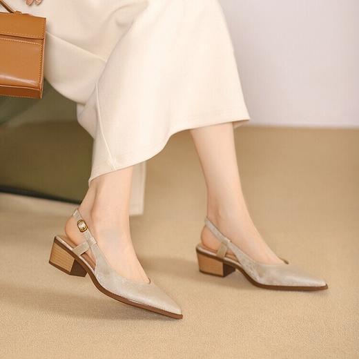 【预售5天】2024夏季新中式国风布纹牛皮尖头一字扣带优雅舒适粗跟后空凉鞋DTN&B263-8 商品图4
