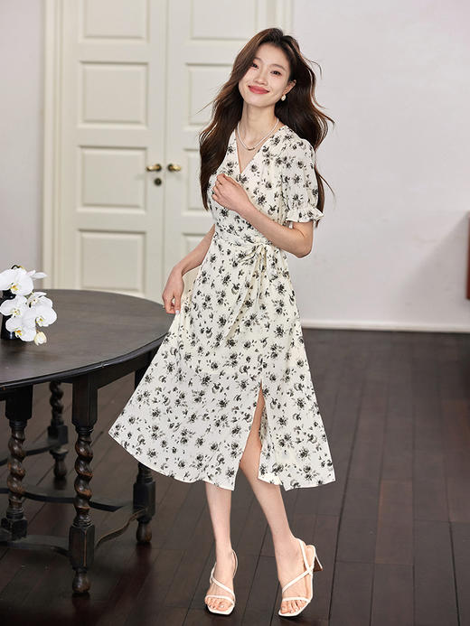 【专属特价】熙世界水墨晕染碎花连衣裙女2025夏季新款收腰系带法式V领茶歇裙 商品图2