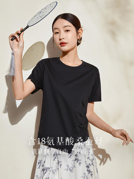 【专属特价】熙世界不规则开叉新中式盘扣T恤女短袖圆领桑蚕丝正肩上衣24年夏 商品图2