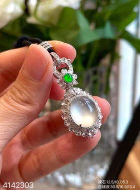 4142303，玻璃蛋面吊坠。具体价格微信咨询