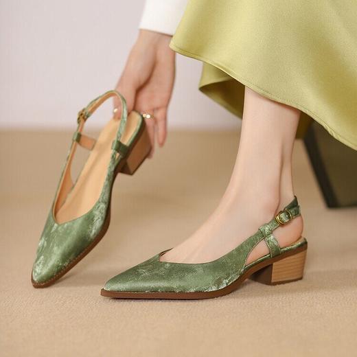 【预售5天】2024夏季新中式国风布纹牛皮尖头一字扣带优雅舒适粗跟后空凉鞋DTN&B263-8 商品图2