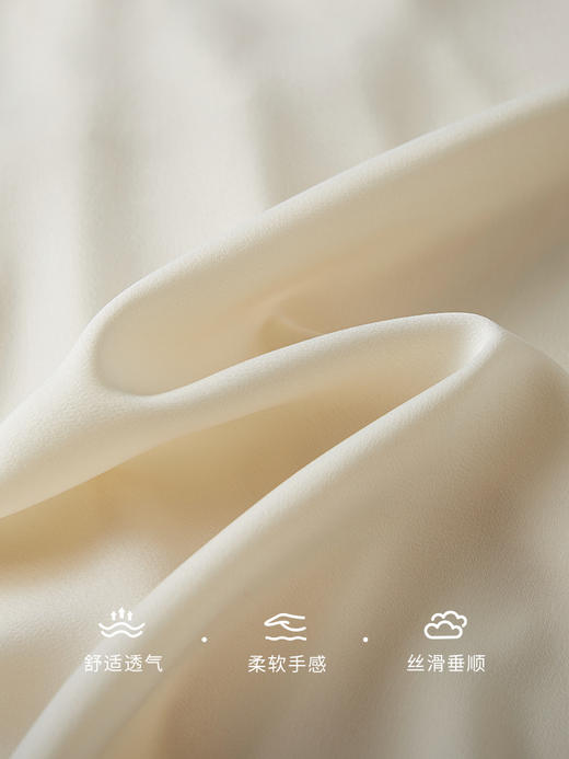 【五折购】熙世界改良国风盘扣衬衫女夏2025新款中式圆领上衣高级感缎面衬衣 商品图3