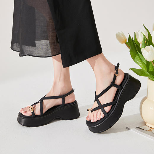 西遇厚底罗马凉鞋女新款夏季复古踩屎感沙滩鞋小个子松糕凉鞋D1346567 商品图1