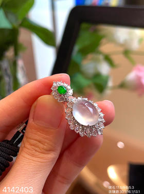 4142403，玻璃蛋面吊坠。具体价格微信咨询