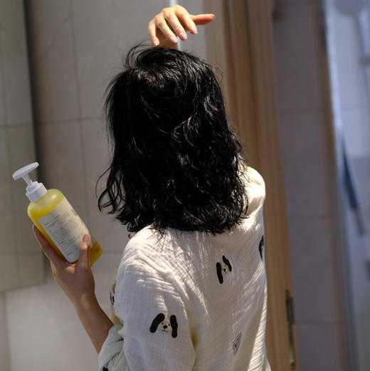 【精油洗发水】蓬松清爽，二合一精油洗发水，无需护发素，细软扁塌发质救星 迷迭香姜艾植萃精油洗发露 采用多种植物萃取 无硅油，无合成香精,去屑去油，柔顺护发 500m 商品图6