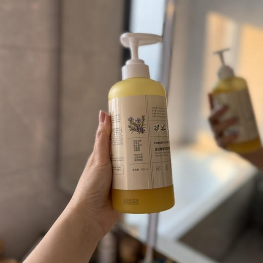 【精油洗发水】蓬松清爽，二合一精油洗发水，无需护发素，细软扁塌发质救星 迷迭香姜艾植萃精油洗发露 采用多种植物萃取 无硅油，无合成香精,去屑去油，柔顺护发 500m 商品图5