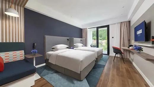 【七里坪智选假日酒店·洲际集团旗下】¥299=1间抢高级大床房/双床房+叠岩汤泉+自助早餐等，老牌避暑天花板！ 商品图1