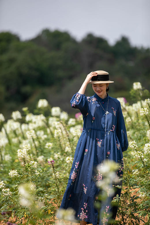 牧衣游原创 丝棉匹绣连衣裙女新款宽松轻薄文艺减龄气质长裙 白夜 商品图5