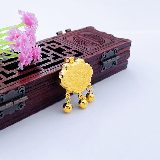 【限时克减128元】足金999.9 #儿童/宝宝 空心铃铛长命富贵锁包吊坠(AF070DZ00217)（预售产品下单后不退款不退货不换货不补差价） 商品图1