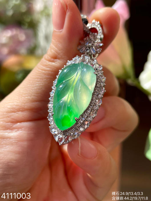 4111003，玻璃飘翠叶子吊坠。具体价格微信咨询 商品图0