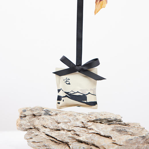 吴冠中 两用礼盒-大宅挂饰-都市之恋  香薰 车载香包  香包香囊 挂饰配件 送朋友 礼物 商品图2