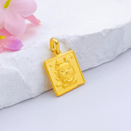 【限时克减150元】足金999.9 #儿童/宝宝 龙年生肖暴富元宝龙宝宝方牌吊坠(AF120DZ00261)（预售产品下单后不退款不退货不换货不补差价） 商品图1