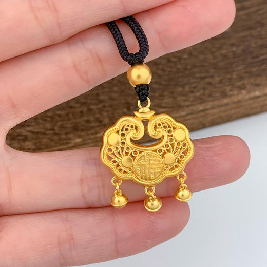 【限时克减150元】足金999.9 古法黄金挂绳双面镂空福字铃铛如意福字锁包吊坠网红锁包（含珠子）(ANWZGFDZ00312)（预售产品下单后不退款不退货不换货不补差价） 商品图3