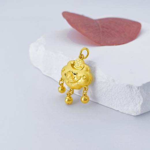 【限时克减150元】足金999.9 双面年年有鱼铃铛如意空心锁包吊坠(AF050DZ00120)（预售产品下单后不退款不退货不换货不补差价）（预售产品下单后不退款不退货不换货不补差价） 商品图1