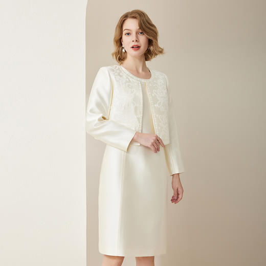 MC839斯尔丽2024春季新款浮雕感烫钻圆领两件套女式套装 商品图0