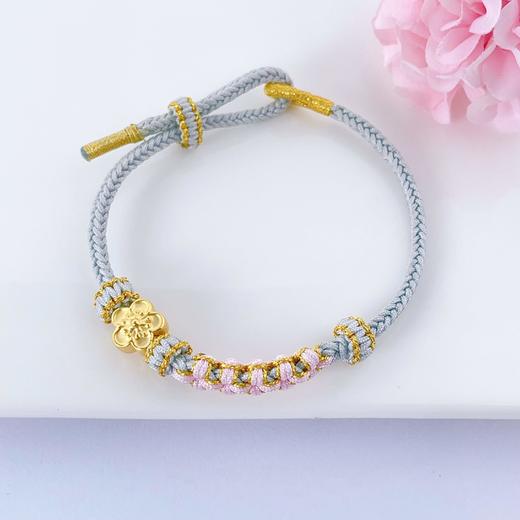 【限时7.5折】【定价黄金】足金 #招桃花 3D硬金桃花手串粉色花结浅灰绳调节成品手串(AJ3DSC00003)（预售产品下单后不退款不退货不换货不补差价） 商品图1