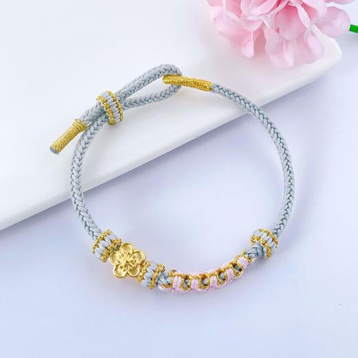 【限时7.5折】【定价黄金】足金 #招桃花 3D硬金桃花手串粉色花结浅灰绳调节成品手串(AJ3DSC00003)（预售产品下单后不退款不退货不换货不补差价） 商品图2