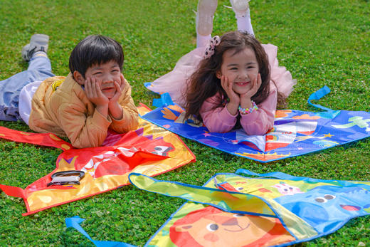 【TOI儿童卡通风筝】春日必备 出游最佳选择 春天的习习微风！灿烂阳光！一起去放风筝  三个插画主题：恐龙、航空、动物  萌趣可爱，放飞童心，放飞梦想  优选210T格子布，好看又耐造 商品图2