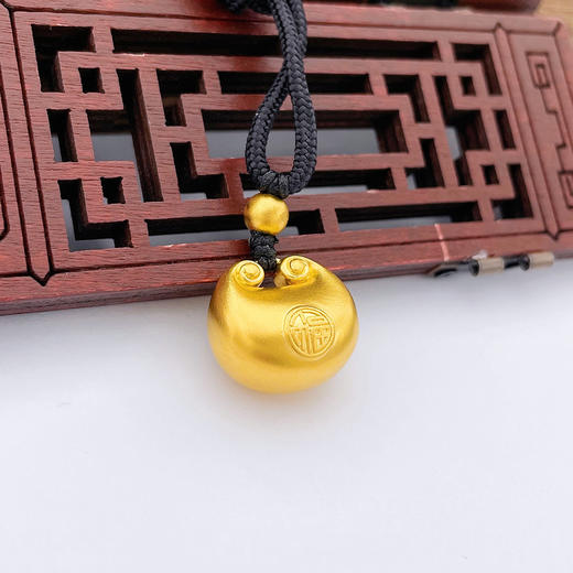 【限时克减128元】足金 #小胖福 #小红书 古法空心双面福字锁包小金坨挂绳吊坠小胖福平安锁吊坠金坨（含珠子）(ANWZGFDZ00203-6)（预售产品下单后不退款不退货不换货不补差价） 商品图1