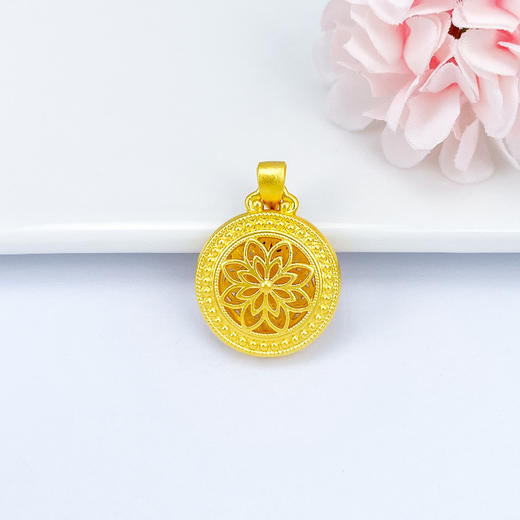 【限时7.5折】【定价黄金】足金 无氰5D镂空莲花嘎乌盒吊坠(V5DDZ00005)（预售产品下单后不退款不退货不换货不补差价）（预售产品下单后不退款不退货不换货不补差价） 商品图1