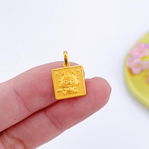 【限时克减150元】足金999.9 #儿童/宝宝 龙年生肖暴富元宝龙宝宝方牌吊坠(AF120DZ00261)（预售产品下单后不退款不退货不换货不补差价） 商品图3