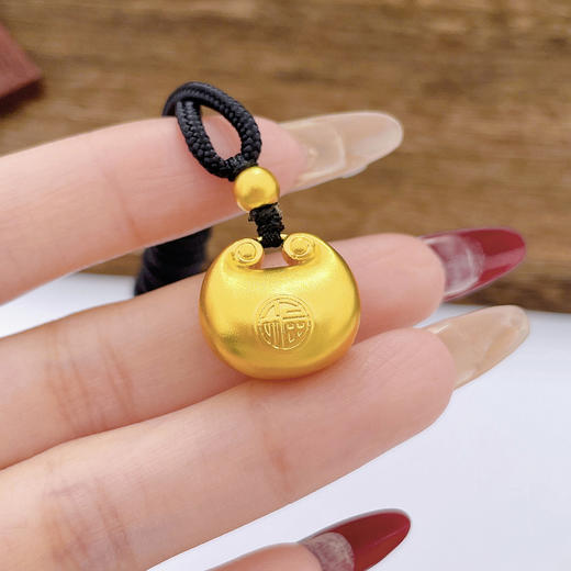 【限时克减128元】足金 #小胖福 #小红书 古法空心双面福字锁包小金坨挂绳吊坠小胖福平安锁吊坠金坨（含珠子）(ANWZGFDZ00203-6)（预售产品下单后不退款不退货不换货不补差价） 商品图3