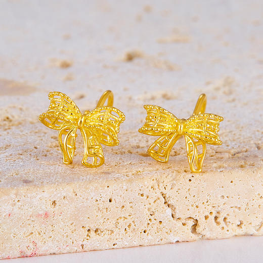 【限时克减150元】足金999 (足金999字印)5G黄金左右对称镂空蝴蝶结时尚耳钉(5GES00078)预售产品下单后不退款不退货不换货不补差价 商品图0