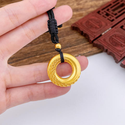 【限时克减150元】足金999.9 古法空心挂绳镂空花丝龙鳞凤羽龙鳞情侣平安扣吊坠（含珠子）(ANWZGFDZ00267)预售产品下单后不退款不退货不换货不补差价 商品图3