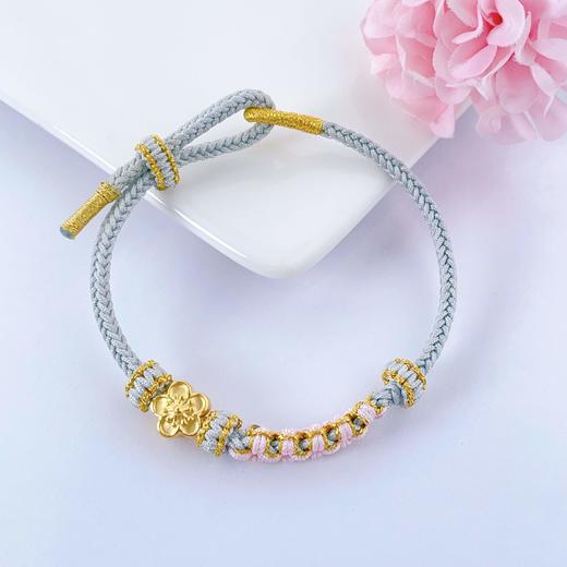 【限时7.5折】【定价黄金】足金 #招桃花 3D硬金桃花手串粉色花结浅灰绳调节成品手串(AJ3DSC00003)（预售产品下单后不退款不退货不换货不补差价） 商品图0