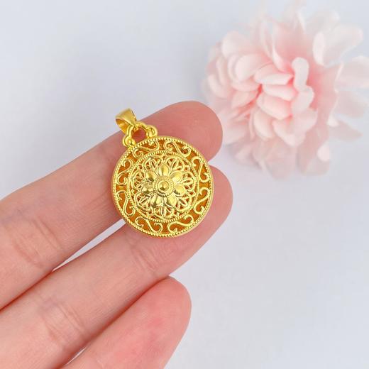 【限时7.5折】【定价黄金】足金 无氰5D镂空莲花嘎乌盒吊坠(V5DDZ00005)（预售产品下单后不退款不退货不换货不补差价）（预售产品下单后不退款不退货不换货不补差价） 商品图3