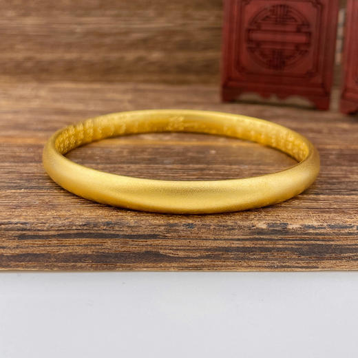 【限时克减150元】足金油亮古法空心固口外光内百福手镯泥鳅背手镯(面宽约5.6-6.1mm，厚度约3.1mm)(AIGFSZ00670-3)（预售产品下单后不退款不退货不换货不补差价） 商品图0