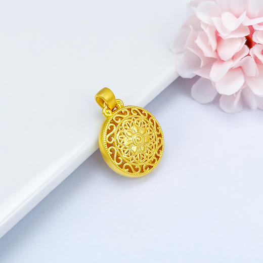 【限时7.5折】【定价黄金】足金 无氰5D镂空莲花嘎乌盒吊坠(V5DDZ00005)（预售产品下单后不退款不退货不换货不补差价）（预售产品下单后不退款不退货不换货不补差价） 商品图2