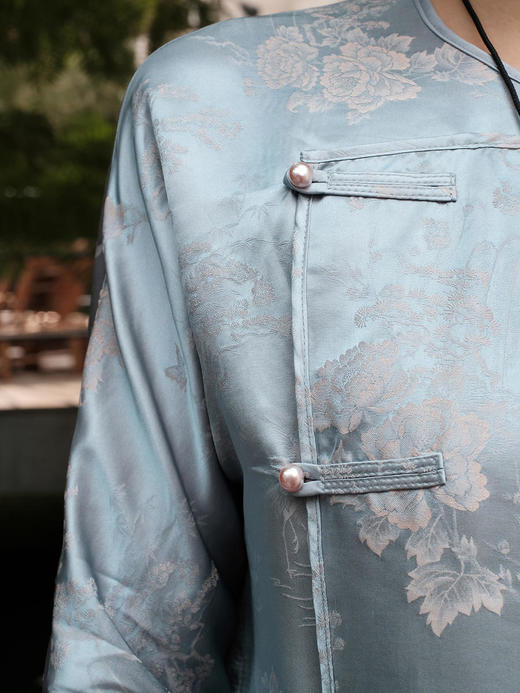 微瑕秒杀 |盛唐牡丹 |雾霾蓝仙山飞鹤偏襟女上衣[特价品](特殊商品不退不换) 商品图1