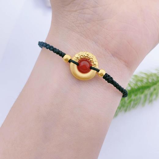 【限时7.5折】【定价黄金】足金 #热卖 #悟空 3D硬金红玛瑙相思豆祥云悟空金箍棒平安扣双珠黑色调节成品手串(AJ3DSC00200)（预售产品下单后不退款不退货不换货不补差价） 商品图3
