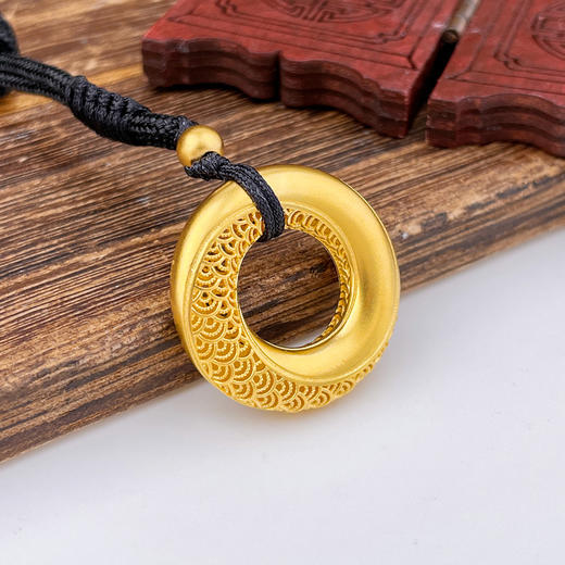 【限时克减150元】足金999.9 古法空心挂绳镂空花丝龙鳞凤羽龙鳞情侣平安扣吊坠（含珠子）(ANWZGFDZ00267)预售产品下单后不退款不退货不换货不补差价 商品图1