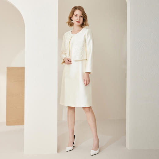 MC839斯尔丽2024春季新款浮雕感烫钻圆领两件套女式套装 商品图3