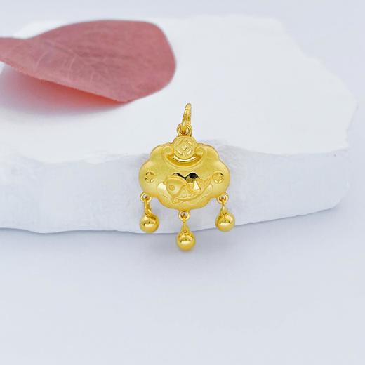 【限时克减150元】足金999.9 双面年年有鱼铃铛如意空心锁包吊坠(AF050DZ00120)（预售产品下单后不退款不退货不换货不补差价）（预售产品下单后不退款不退货不换货不补差价） 商品图0
