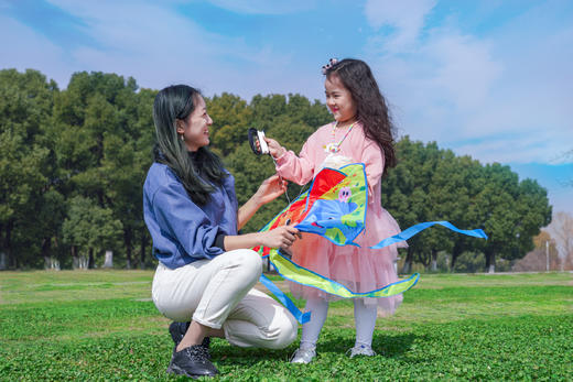 【TOI儿童卡通风筝】春日必备 出游最佳选择 春天的习习微风！灿烂阳光！一起去放风筝  三个插画主题：恐龙、航空、动物  萌趣可爱，放飞童心，放飞梦想  优选210T格子布，好看又耐造 商品图4