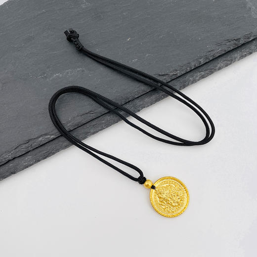 【限时克减150元】足金999.9 古法挂绳实心手工錾刻黄财神吊坠（含珠子）(ANWZGFDZ00122-2)（预售产品下单后不退款不退货不换货不补差价） 商品图3