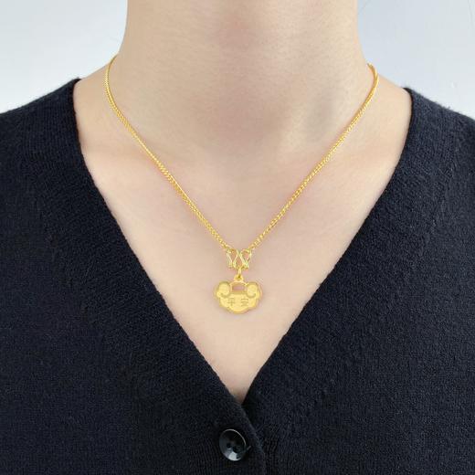 【限时克减150元】足金999.9 #儿童/宝宝 黄金实心平安如意锁片吊坠(DZ00507)（预售产品下单后不退款不退货不换货不补差价）（预售产品下单后不退款不退货不换货不补差价） 商品图3