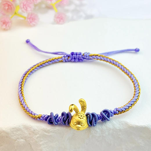 【限时7.5折】【定价黄金】足金 3D硬金兔年生肖星黛露兔子紫金绳调节成品手串(AA3DSC00336)（预售产品下单后不退款不退货不换货不补差价） 商品图0