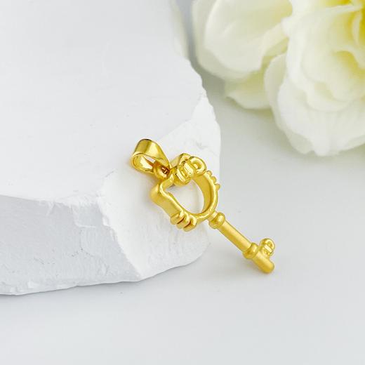 【限时7.5折】【定价黄金】足金 #小红书 3D硬金镂空卡通Hellokitty凯蒂猫钥匙吊坠(V3DDZ00139)（预售产品下单后不退款不退货不换货不补差价） 商品图2