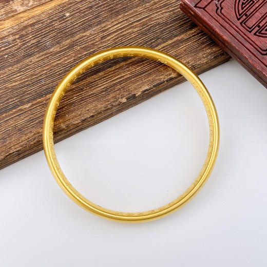 【限时克减150元】足金油亮古法空心固口外光内百福手镯泥鳅背手镯(面宽约5.6-6.1mm，厚度约3.1mm)(AIGFSZ00670-3)（预售产品下单后不退款不退货不换货不补差价） 商品图2