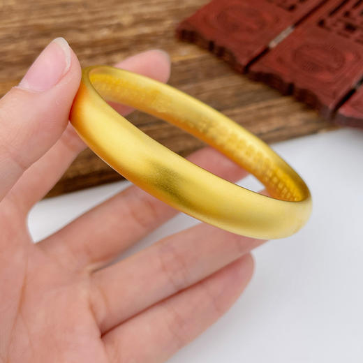 【限时克减150元】足金【油亮版本】古法空心固口外光内百福手镯泥鳅背手镯(面宽约9.4-9.8mm，厚度约4.5mm)(AIGFSZ00670-1)预售产品下单后不退款不退货不换货不补差价） 商品图3