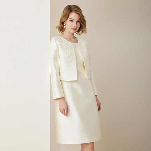 MC839斯尔丽2024春季新款浮雕感烫钻圆领两件套女式套装 商品图2